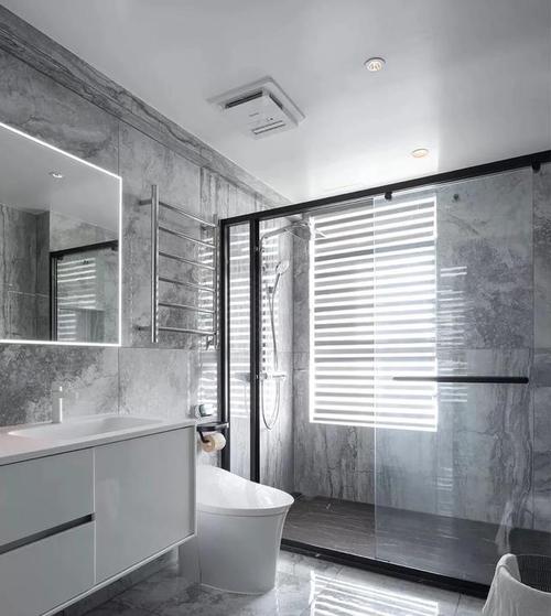 简洁明亮的卫生间地板及墙面均采用浅灰色大理石瓷砖更具