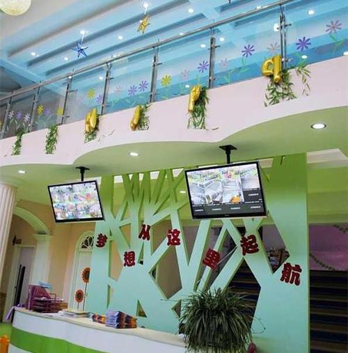 小型幼儿园早教中心的绿色森林系设计风格镂空背景墙现代感十足.