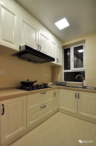 厨房地面与墙面通铺暖色系瓷砖搭配白色定制橱柜将烟管用柜门