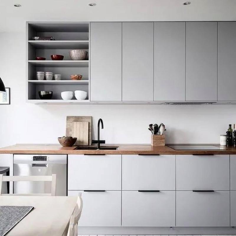 厨房吊柜可以做一个开放格放调味品和餐具方便随手取用既提高了空间