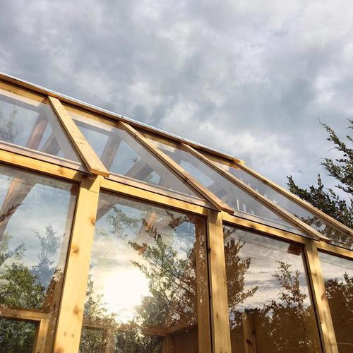 这个木制小屋使用有机玻璃为您提供一览无余的美景
