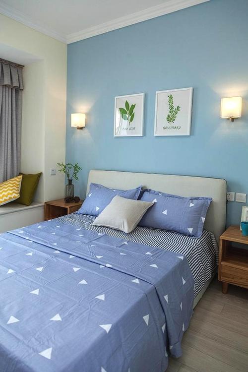 儿童房床头刷成湖蓝色同时配上蓝色调床品床头背景墙用绿植挂画装饰
