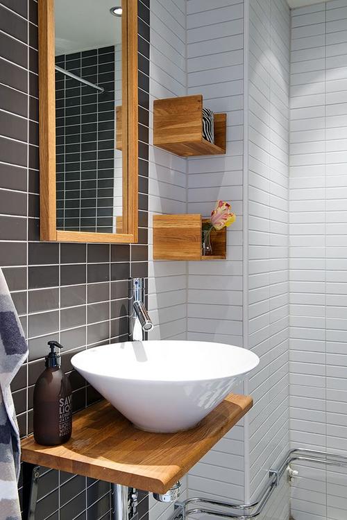 北欧风格二居88平家庭卫生间洗漱台置物架装修效果图