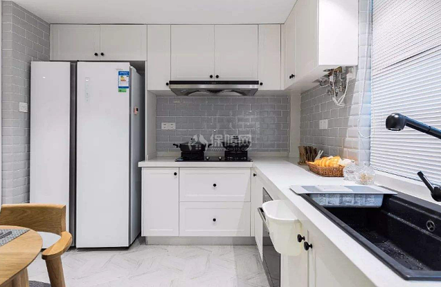 嵌入式冰箱不只具有通常冰箱的功用还能够与橱柜的个性融为一体.