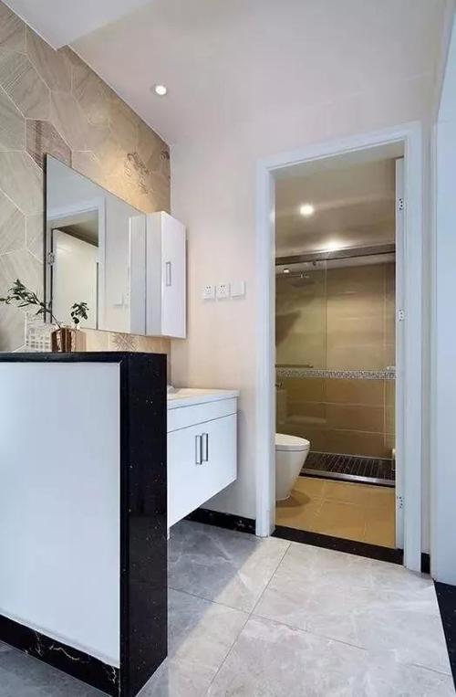 把洗手盆设在卫生间门外同时以一睹矮墙为隔断让卫生间的兼容功能
