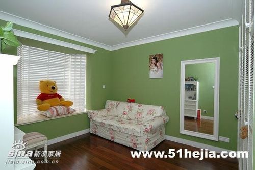 墙面装饰因为整墙的绿色而变的充实花色布艺沙发与之装修美图