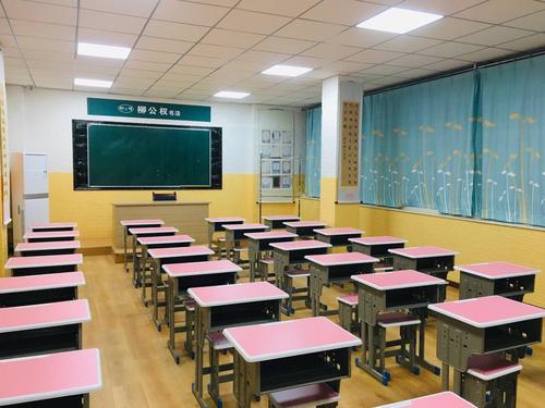 硬笔书法教室最新款粉红课桌凳单人单桌练字互不影响软包墙面