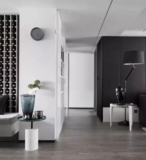 在搭配室内装潢与家具的颜色时候选用纯粹的黑白灰色系灰色的地板决