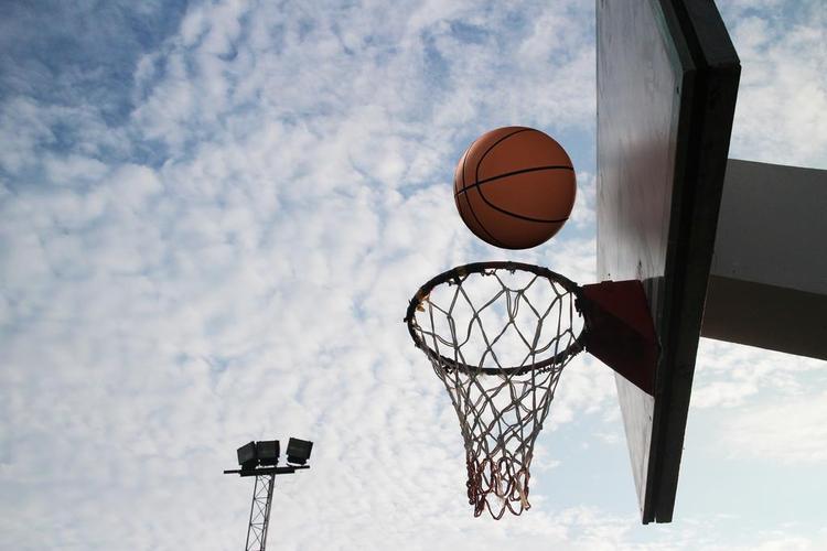 唯美校园操场篮球游戏运动背景图片彩色人竞争球场上的运动员背景图片