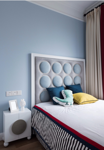 35米的灰蓝色软包床搭配白色的呆萌床头柜可爱又精致