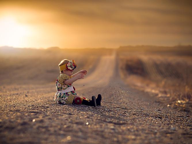 小孩公路夕阳阳光意境玩沙子地球上的星星心情可爱宝贝小孩