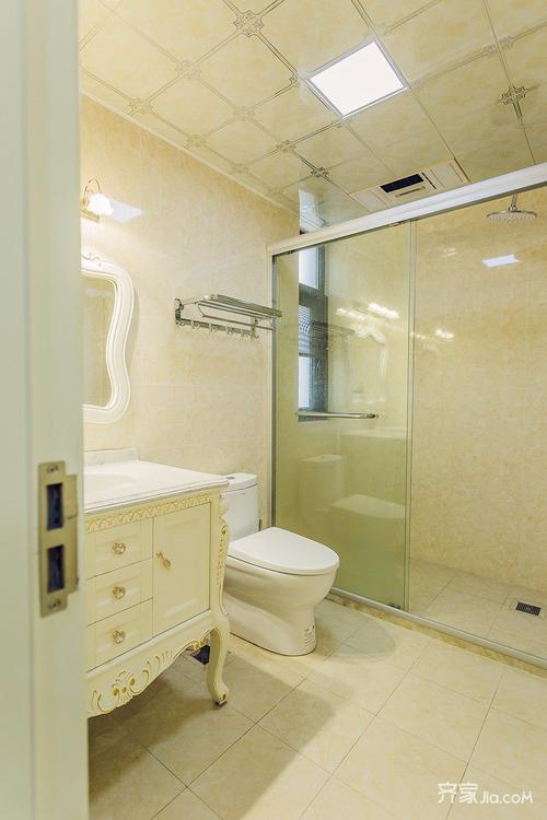 卫生间使用米黄色仿大理石瓷砖干净整洁又温馨大气.