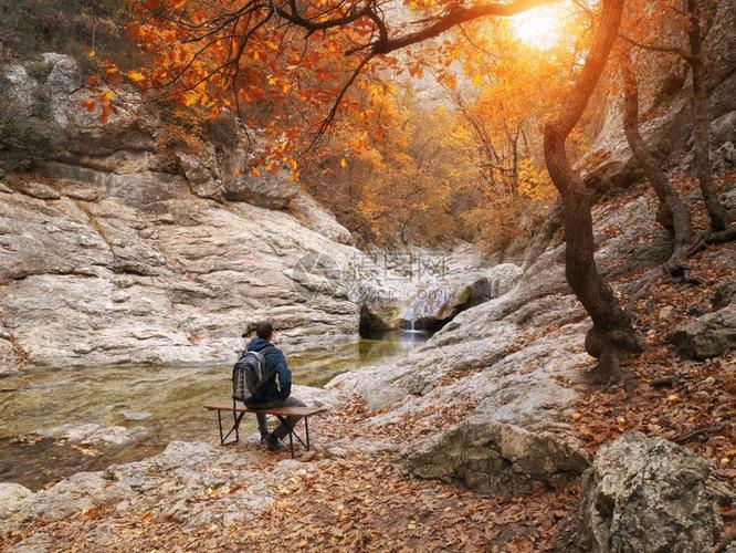 一个人坐在秋天峡谷放松和情绪化的场景