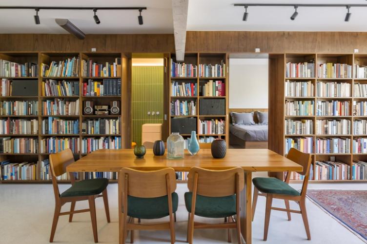 原创120新房变成图书馆他把家里客厅打一整面书架效果惊呆了