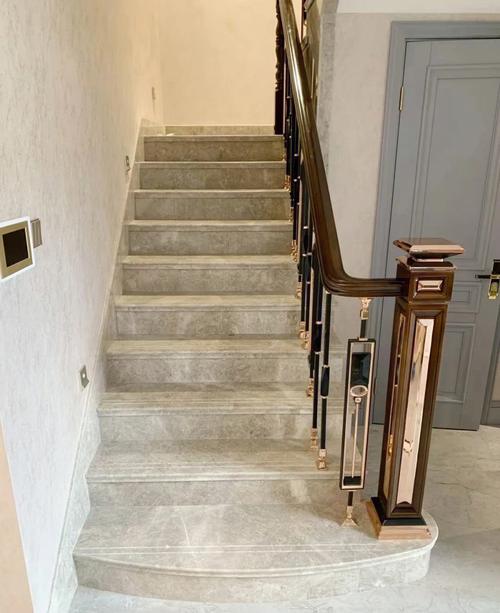 天然石材云朵拉灰的楼梯的用料也是挺清新淡雅的大理石楼梯踏步