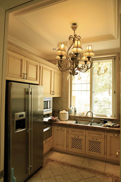 效果图高端复古欧式厨房咖色系实木橱柜效果图大气欧式复古厨房背景墙
