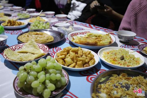 阿卜杜纳斯和家人为客人们准备的柯尔克孜族美食.中国网记者胡俊