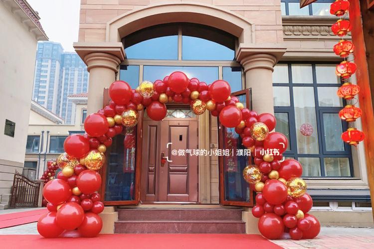濮阳三套婚房红金门口大气气球拱门布置