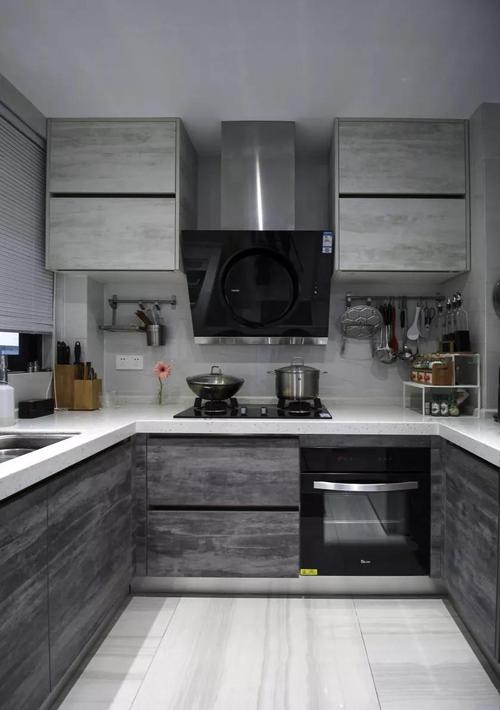 厨房瓷砖整体橱柜搭配白色台面让厨房变得轻盈敞亮.