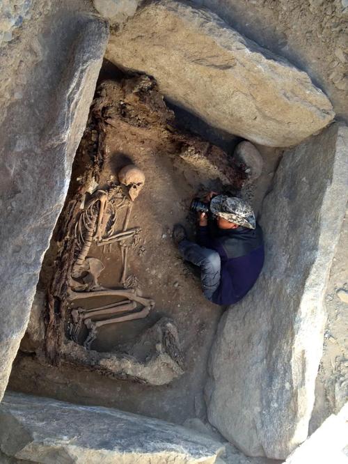 新疆阿敦乔鲁墓葬石棺墓.图片来自丛德新