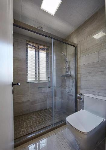 客卫内部整体通过石色瓷砖淋浴房设计倒流槽防止水溢脚面.