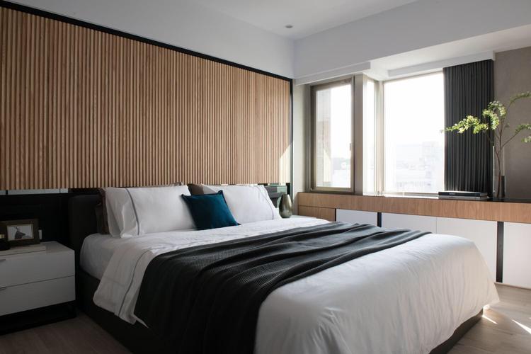 主卧床头背景墙作为木质调搭配黑白床品空间简约自然素雅大方.