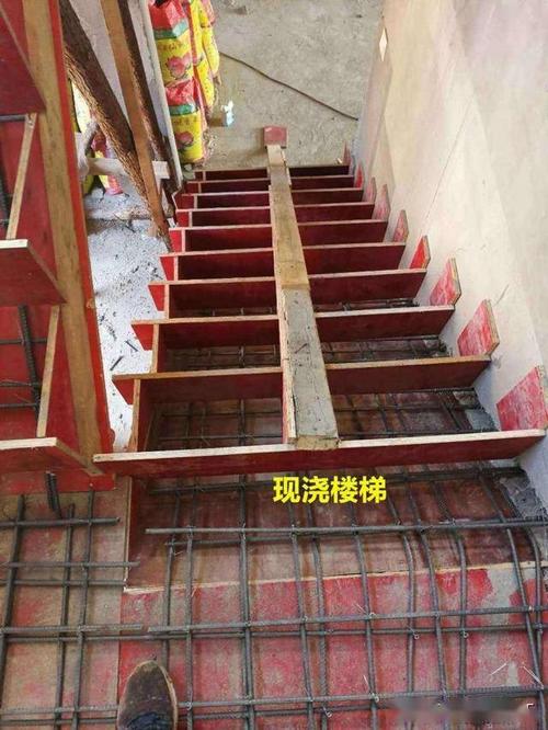 刚砌的红砖楼梯压根不放一根钢筋师傅放心不比现浇楼梯差