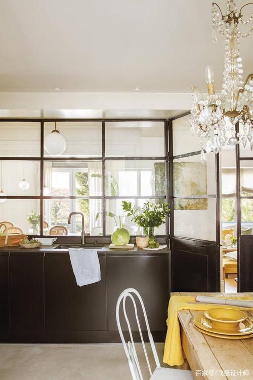 厨房与客厅用黑框玻璃隔断做饭时能与外面的人互动趣味性十足全