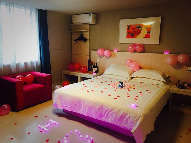 酒店还为了这一次的情人节活动特别布置了活动主题房只见主题房内