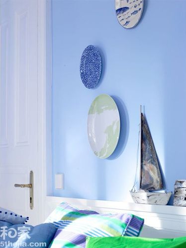 部分墙面涂装成水蓝色墙壁配以怀旧造型的木制壁挂和蓝色配饰犀同