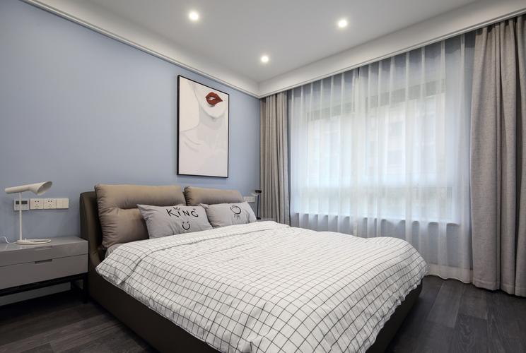 小卧室采用无主灯设计筒灯增加了空间的氛围感蓝色背景墙搭配灰白色