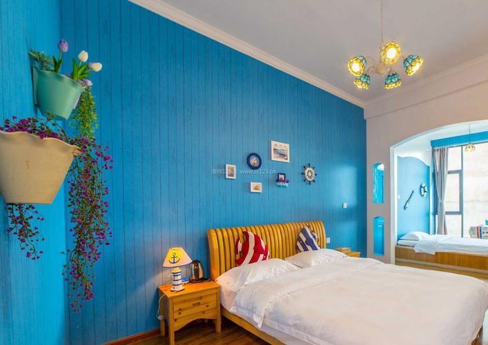 房间蓝色背景墙面装修效果图片