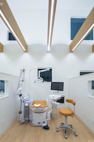 口腔医院室内白色墙面装修效果图片