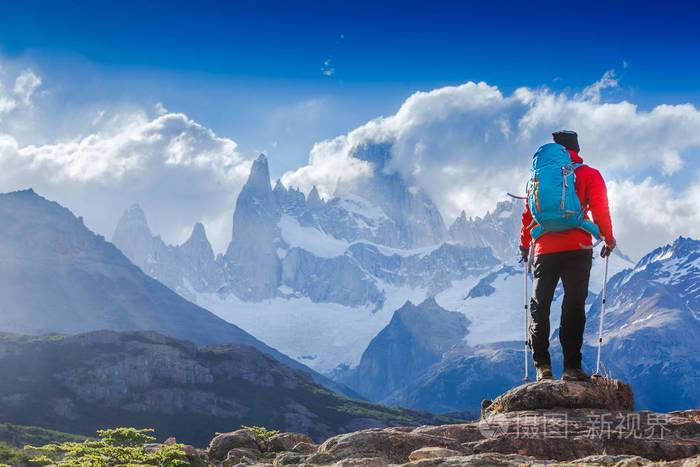 积极徒步旅行欣赏风景看巴塔哥尼亚山地景观菲茨罗伊阿根廷登山运动