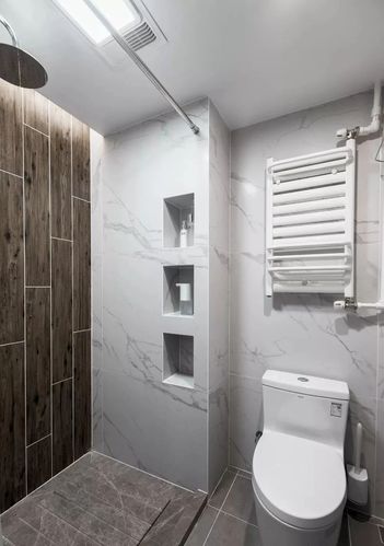 另一个卫生间做了淋浴房利用管道边上的位置做了壁龛空间更加完整