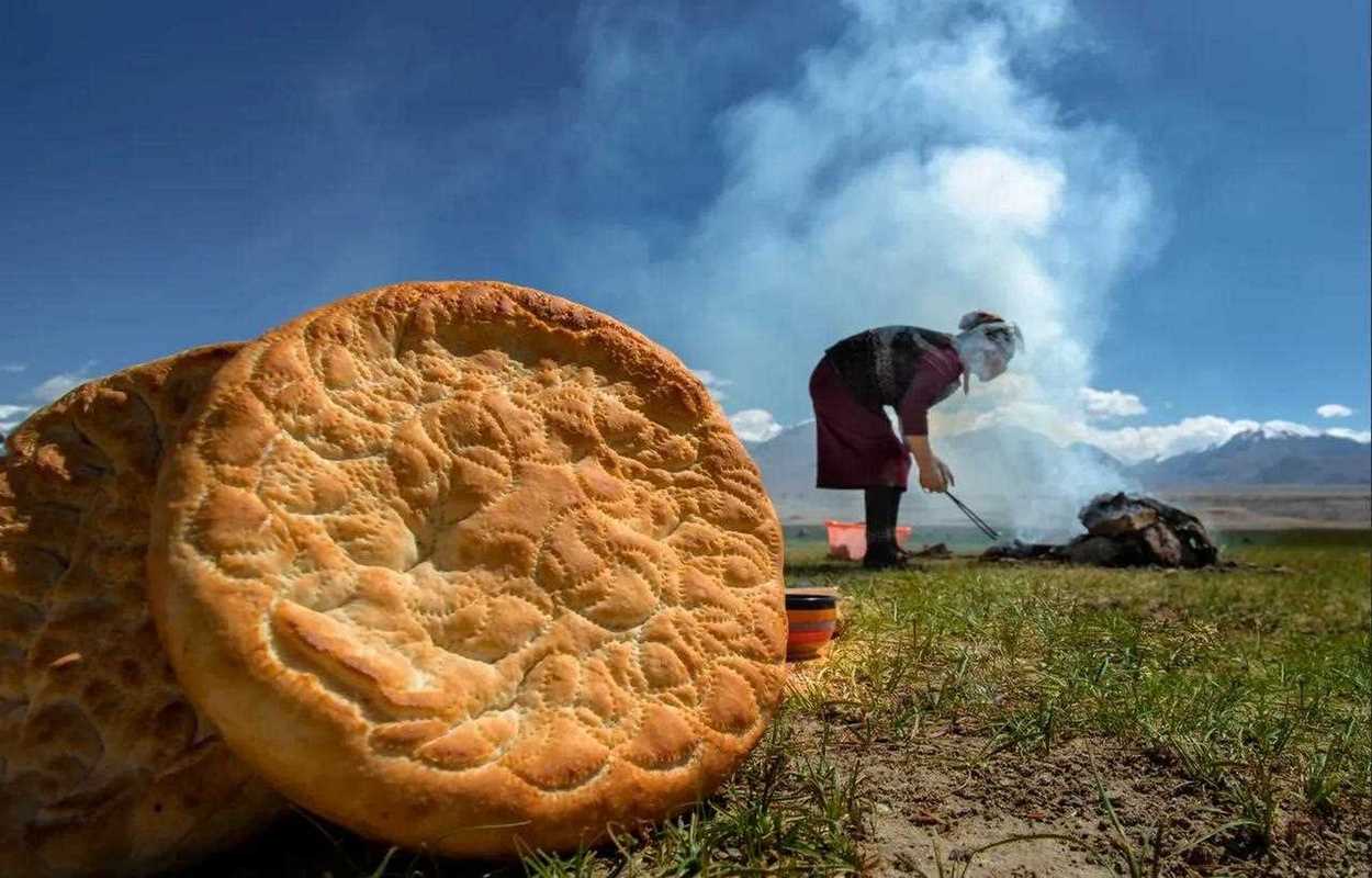 高原特色美食馕帕米尔高原柯尔克孜族牧民用干牛粪作为热源烤制的
