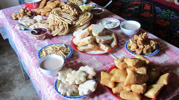 提草原上极具民族风情的哈萨克族毡房内品尝各种新疆美食哈萨克族美食