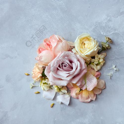 在具体的背景上的复古风格贺卡平躺复古色彩风格的玫瑰花朵