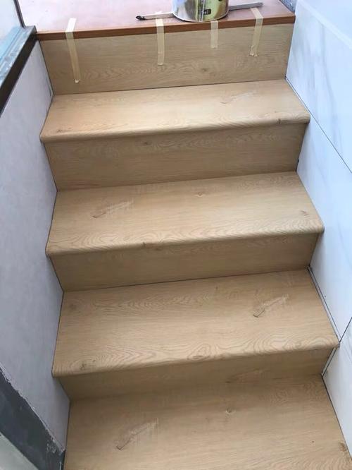 厂家直销强化复合和实木复合楼梯踏步板自带掉边收口安装简易