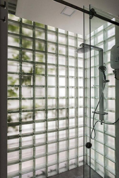 玻璃砖不光有颜值还有实力用在卫生间做隔断圈了一大波粉