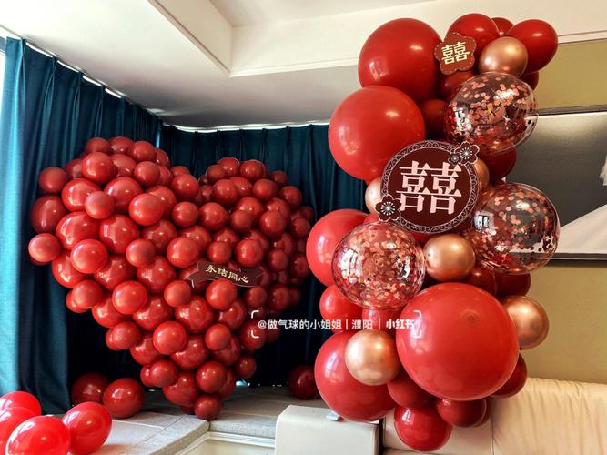 濮阳疫情下的客厅婚房红金气球布置