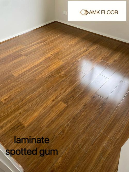 强化复合地板亮面款现在市面上哑光地板占了9成但是这款亮面颜赡木