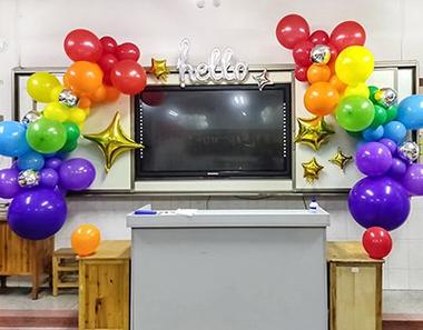 小学生在教室里的生日会彩虹气球布置