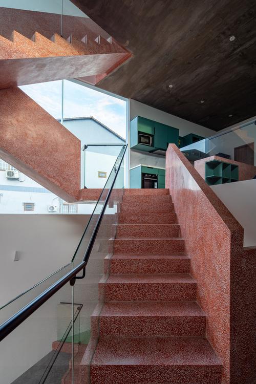 以场地内的斜坡为灵感的住宅独特的楼梯贯穿内部各个空间