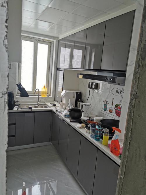 厨房橱柜灰色精钢玻璃门