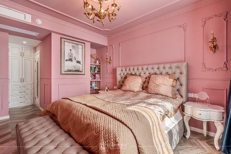全粉色的轻法式设计仿佛是王子和公主的房间.