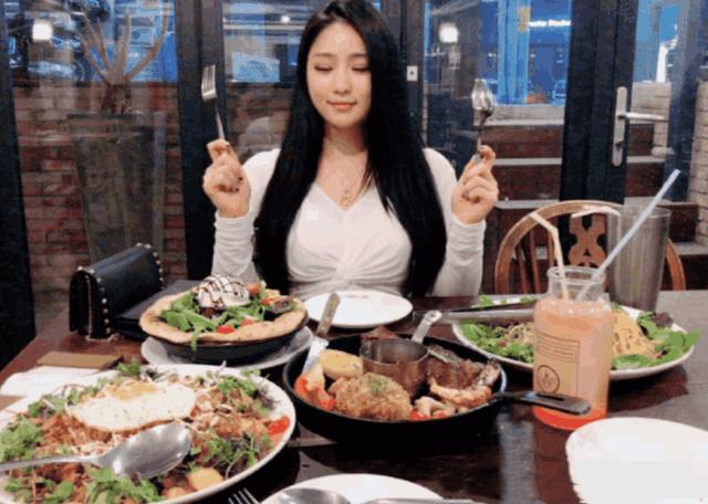 韩国吃货美女享受美食后还不忘健身原来微胖也可以这么美