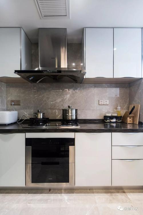 厨房地面与墙面通铺深浅仿石纹砖白色定制橱柜搭配黑色台面简洁