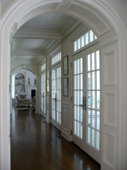 白色粉刷带窗户墙面深褐色木质地板过道装修效果图