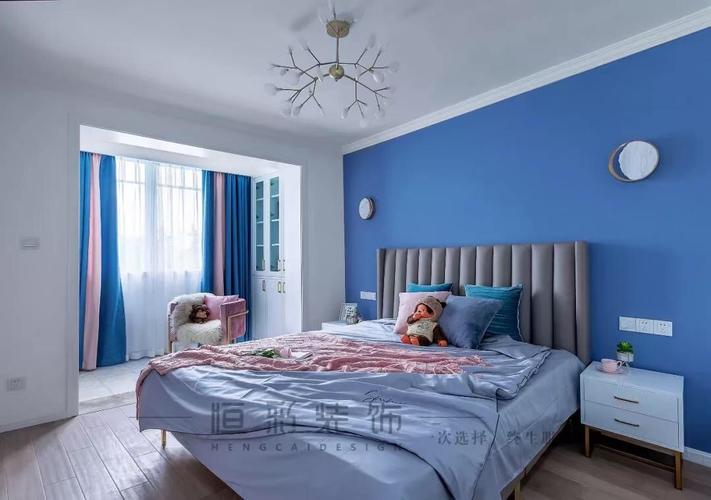 蓝色乳胶漆背景墙装饰空间看上去清澈干净搭配同色系的窗帘以及床品